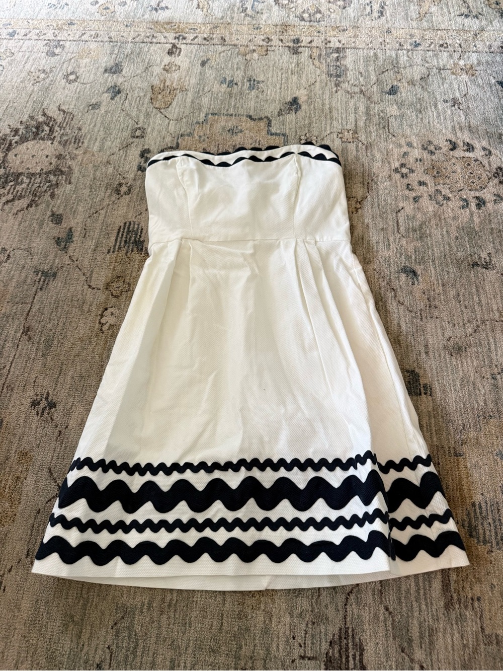 Vineyard Vines White Strapless Dress with navy Trim